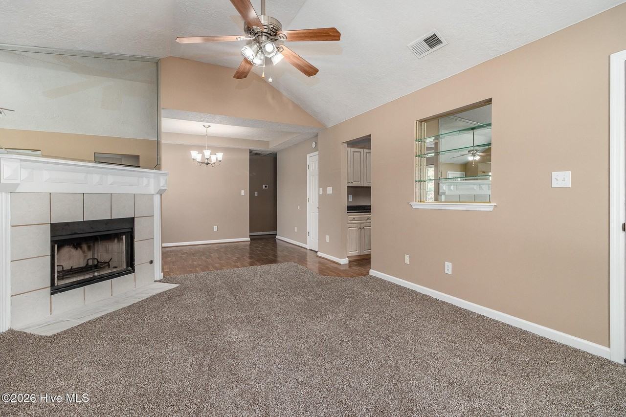 105 Redford Dr - Photo 3 of 21