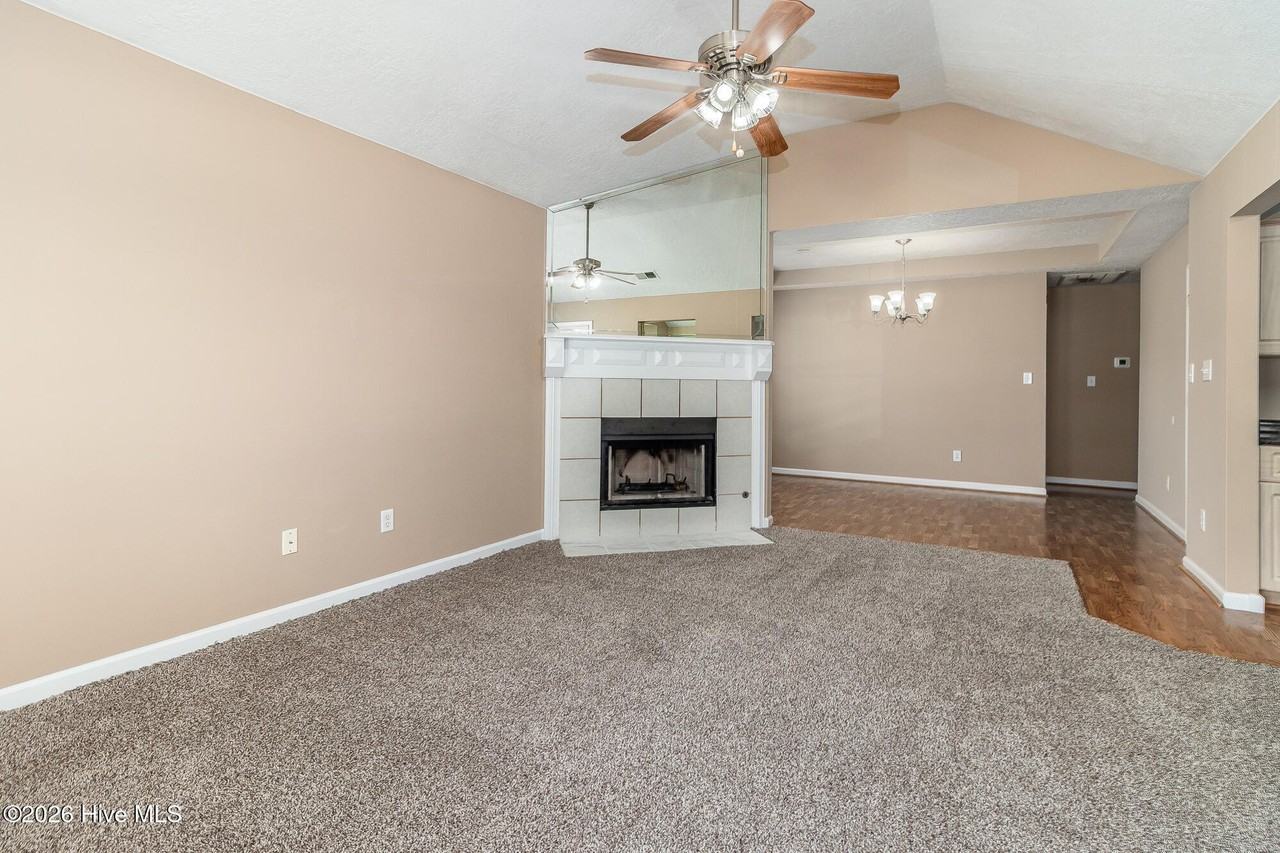 105 Redford Dr - Photo 4 of 21