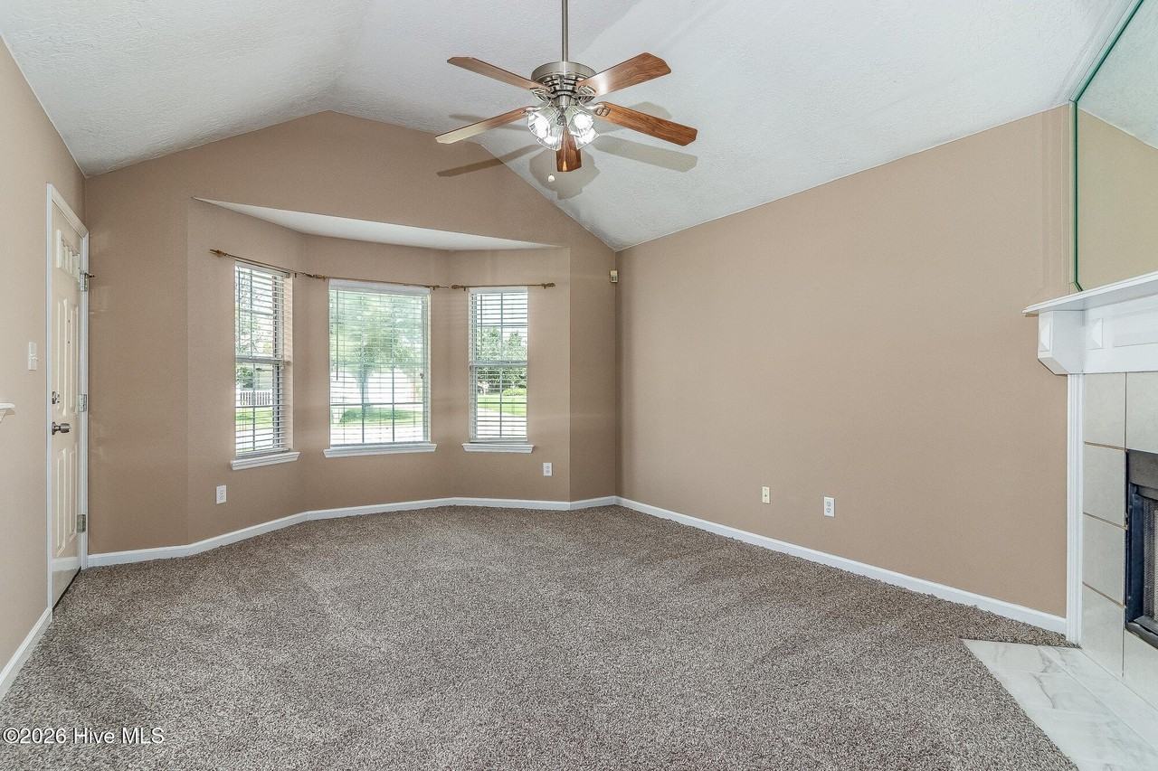 105 Redford Dr - Photo 5 of 21