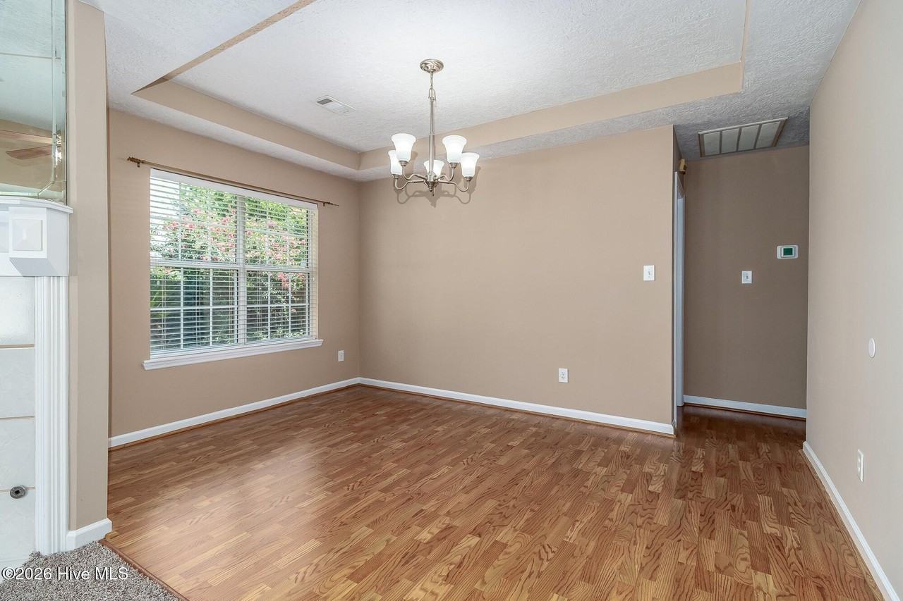 105 Redford Dr - Photo 6 of 21