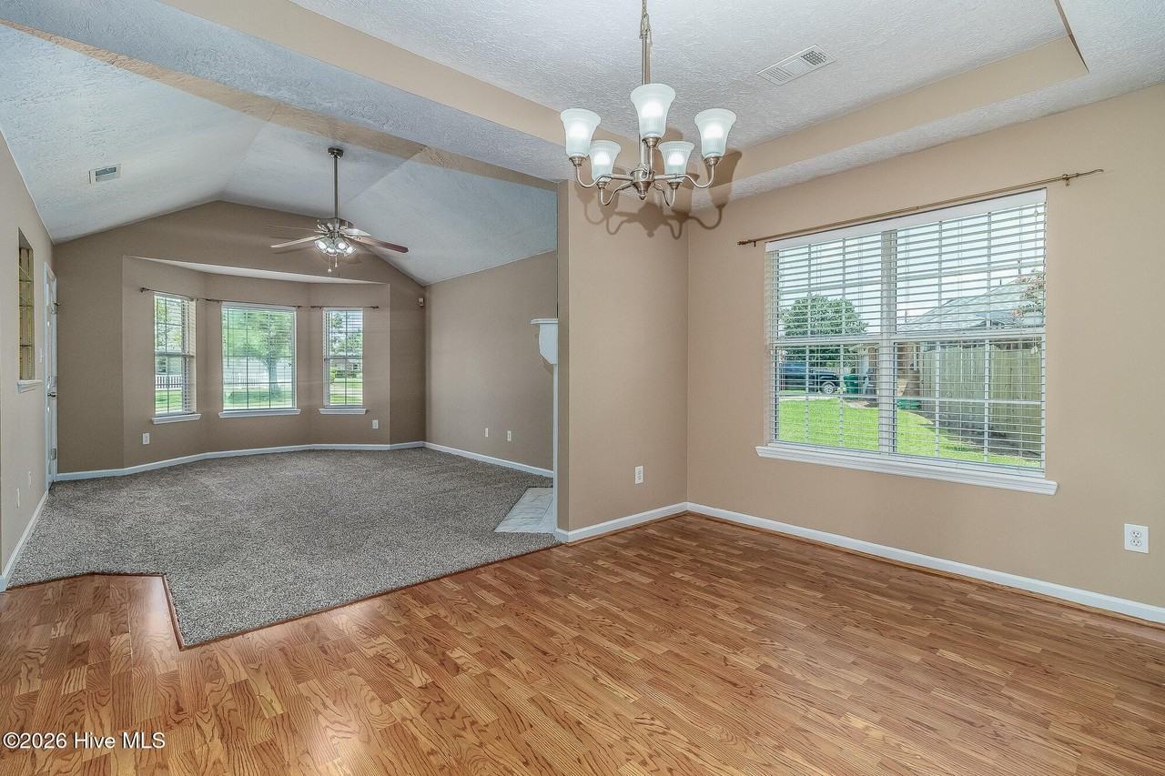 105 Redford Dr - Photo 7 of 21