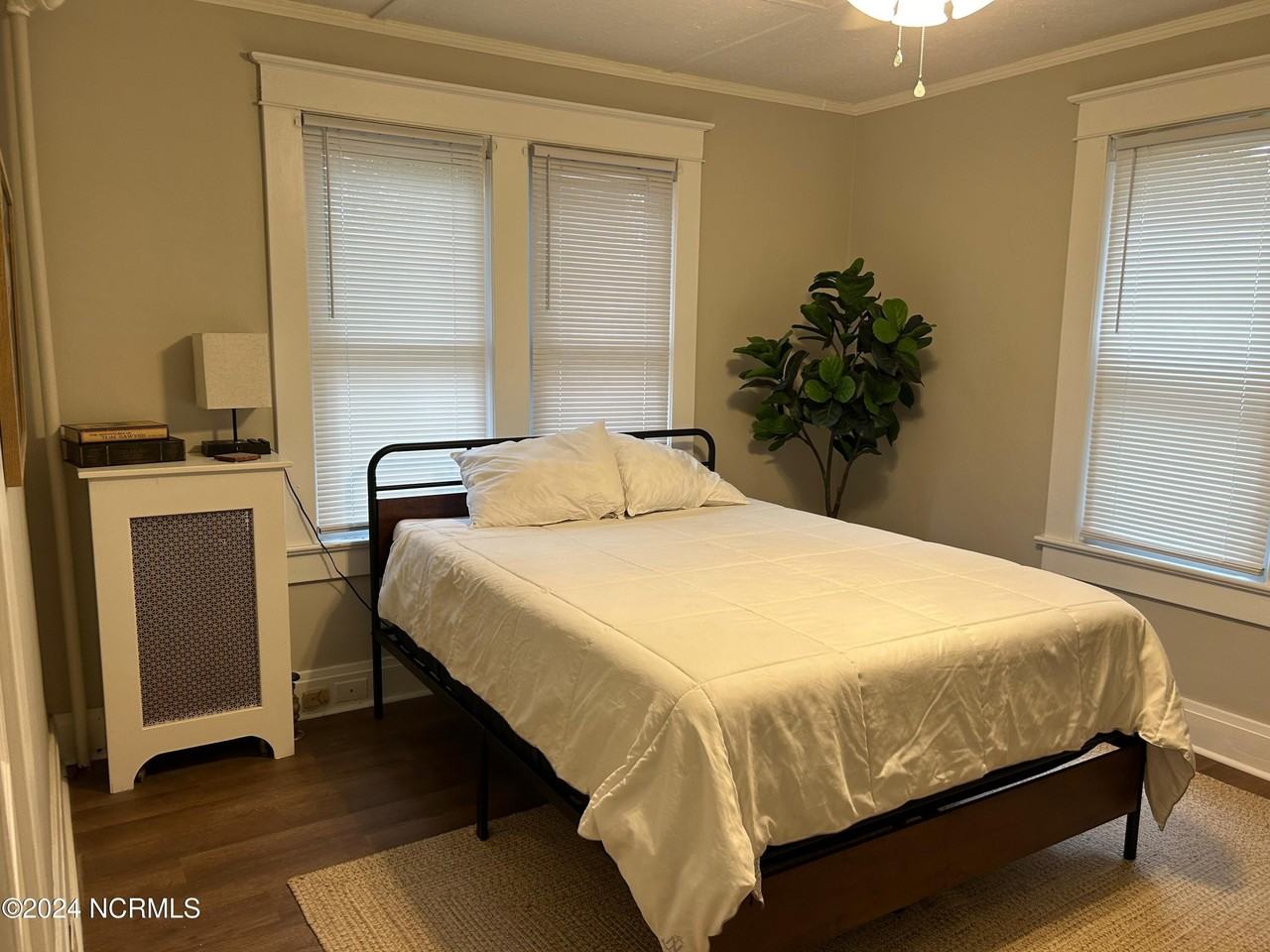 180 N Bennett St #2 - Photo 4 of 12