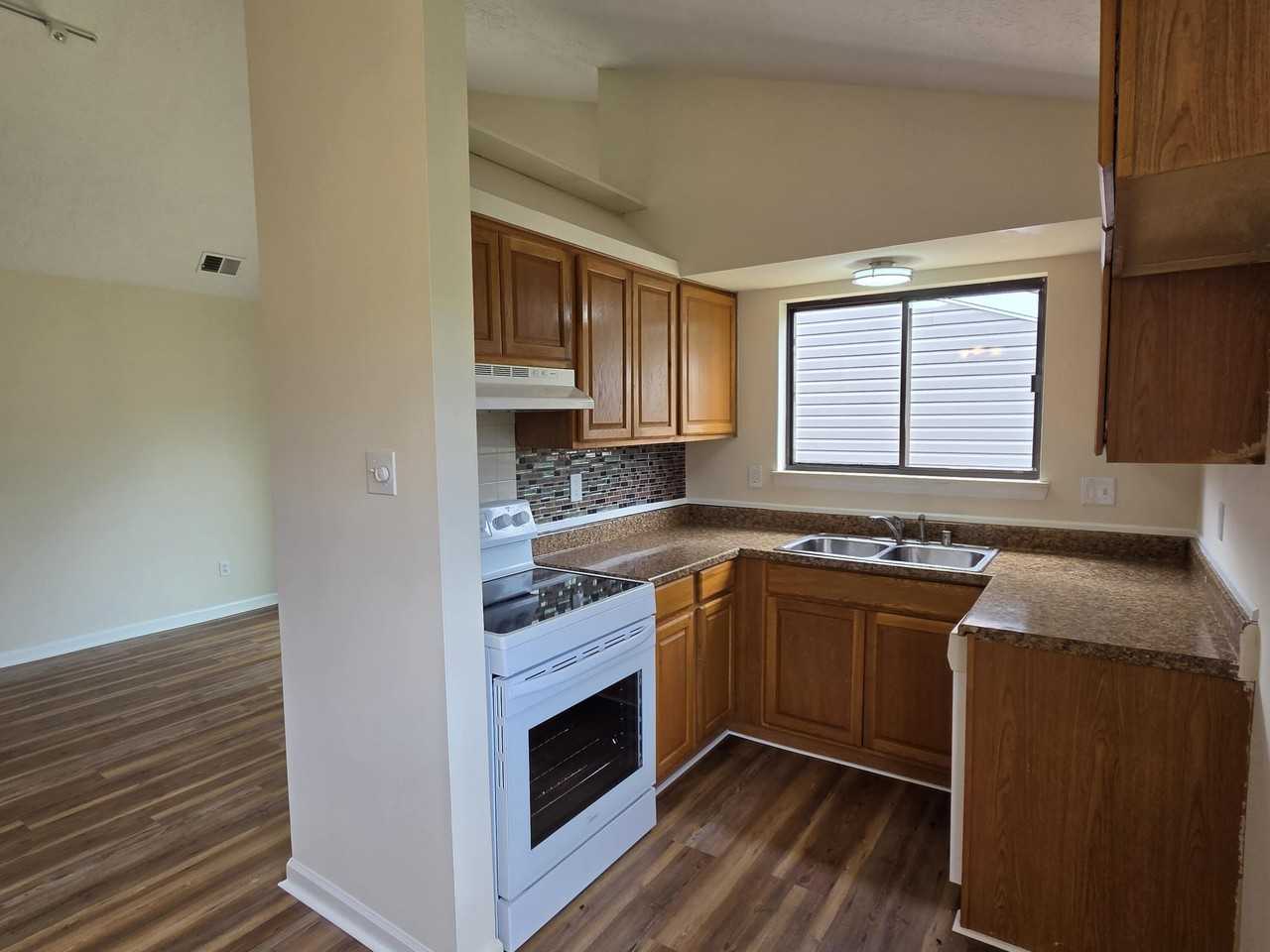 1361 Grafton Dr - Photo 5 of 10