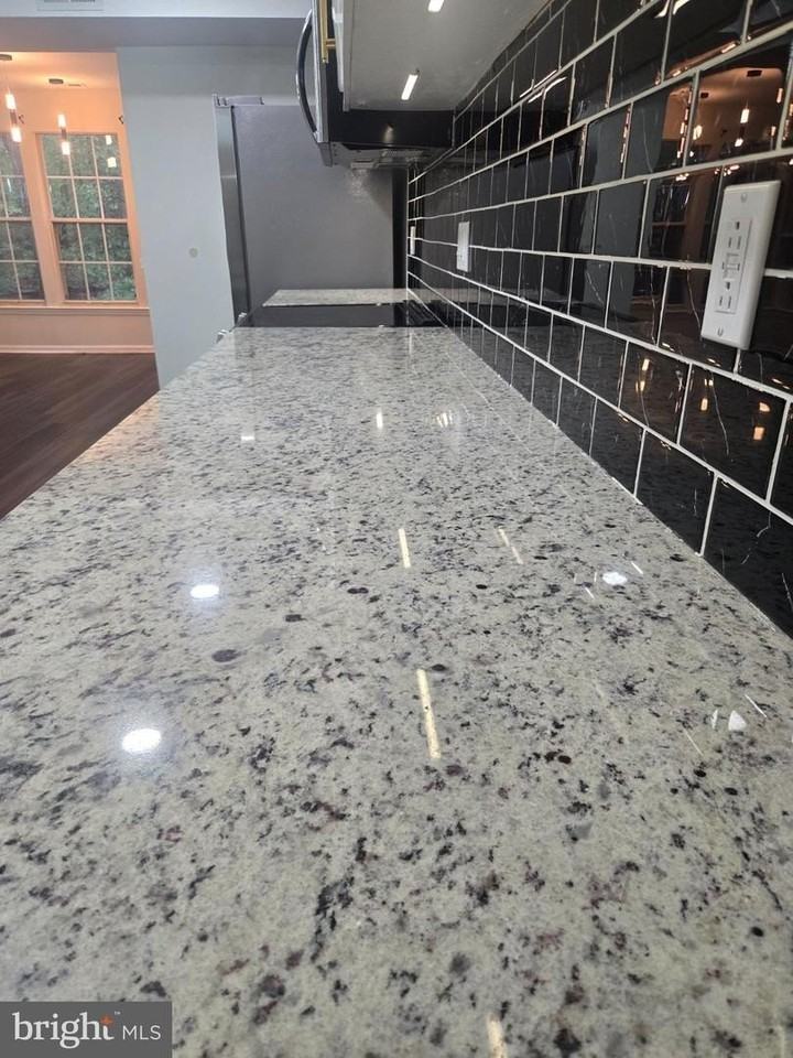 905 Woodbridge Ct - Photo 6 of 21