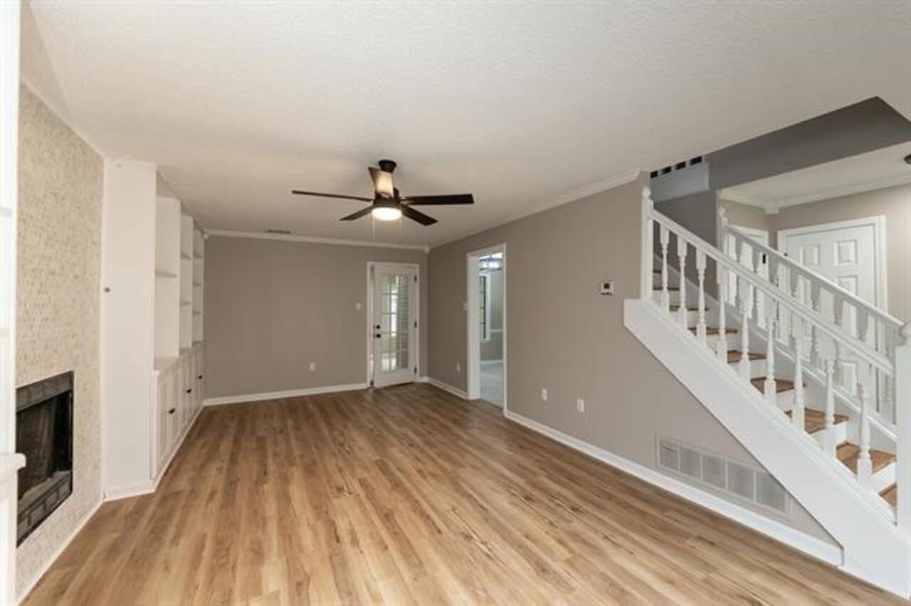 9102 Valkrie Ln - Photo 6 of 40