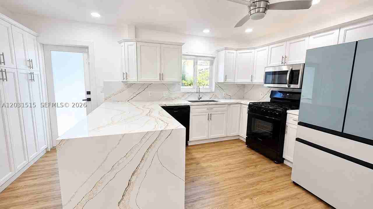 8819 Dickens Ave - Photo 4 of 30