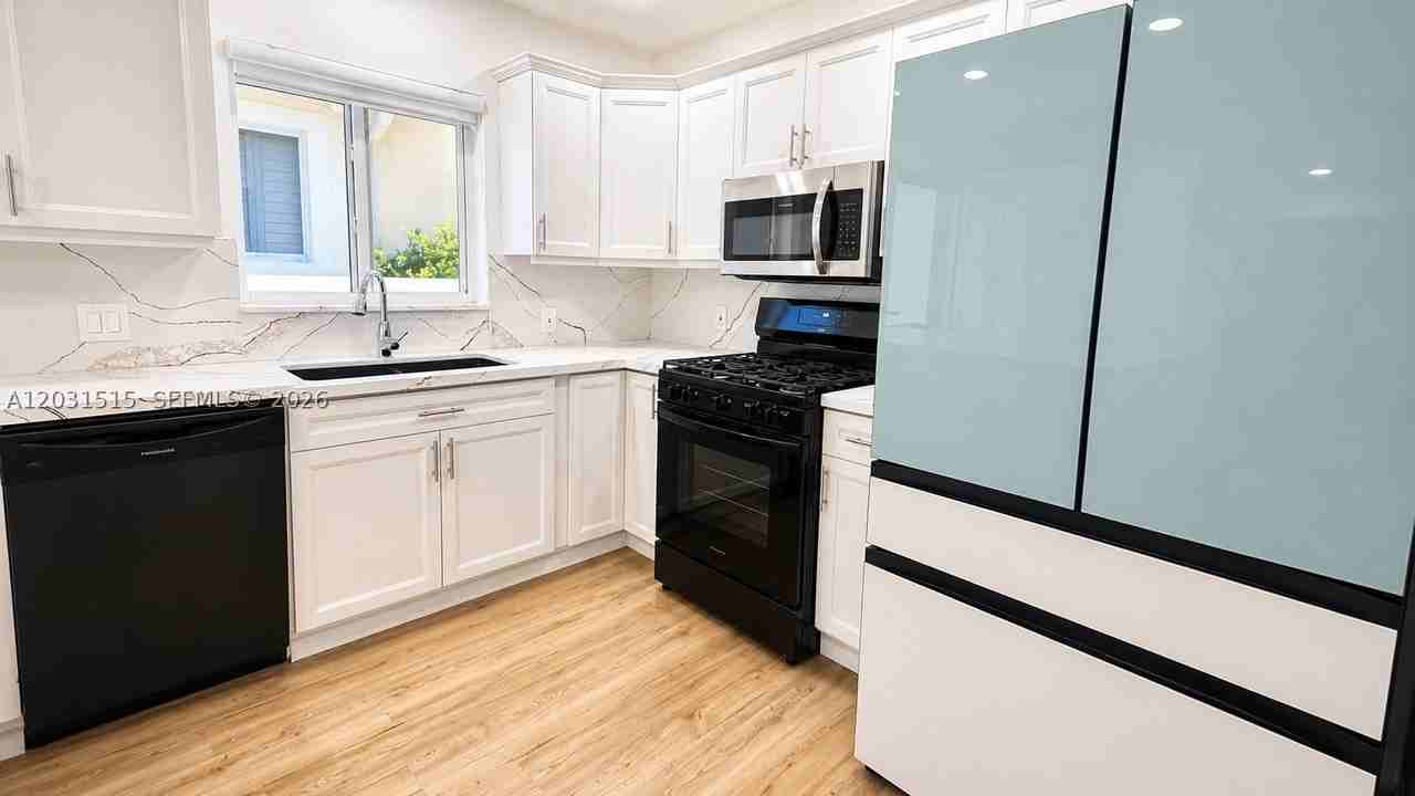 8819 Dickens Ave - Photo 5 of 30