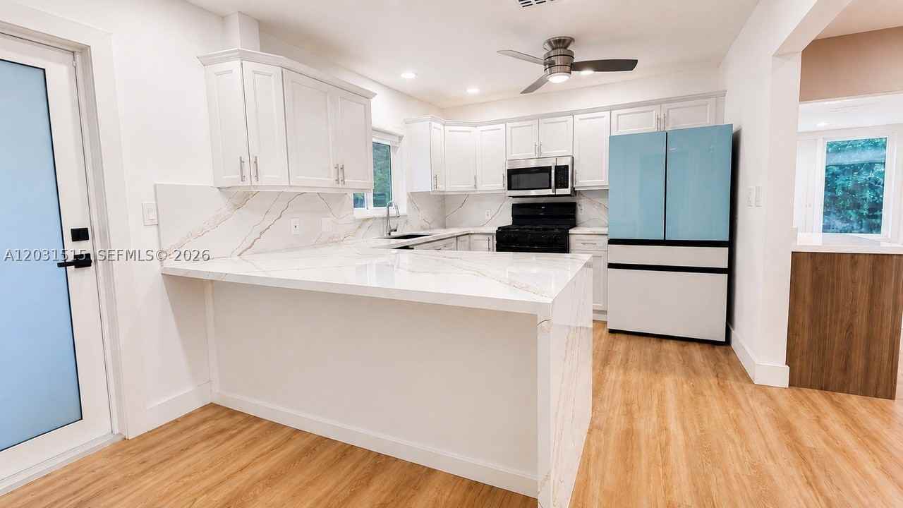8819 Dickens Ave - Photo 6 of 30