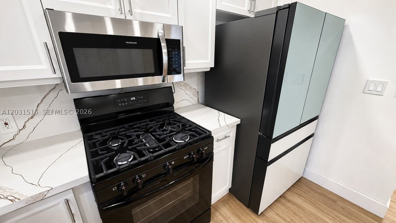 8819 Dickens Ave - Photo 7 of 30