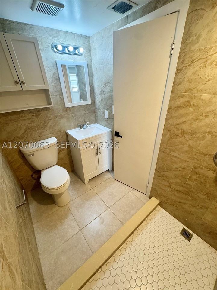 2502 Harding St #2 - Photo 3 of 6