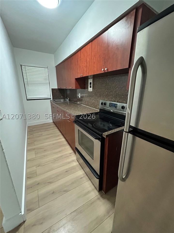 505 Ne 82nd St #5 - Photo 3 of 6