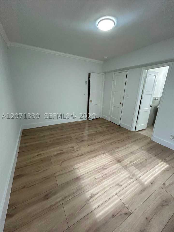 505 Ne 82nd St #5 - Photo 5 of 6
