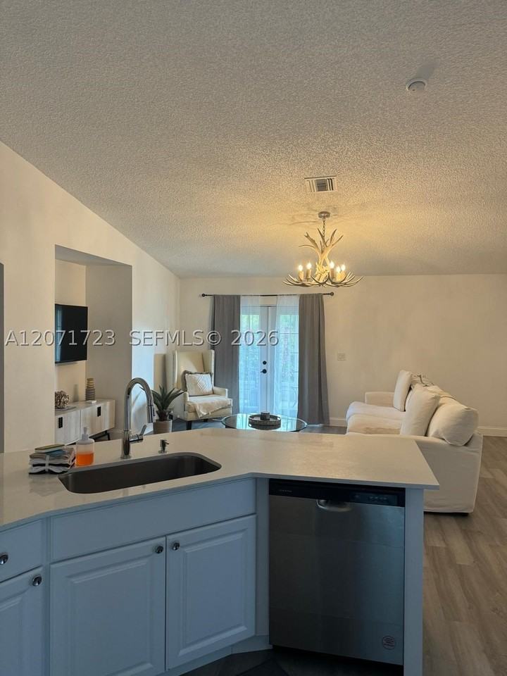 8356 103rd Ct - Photo 5 of 29