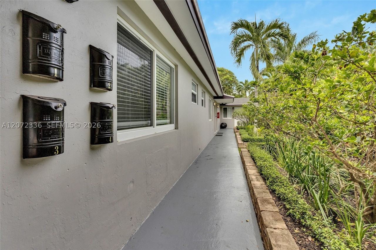 1015 W Las Olas Blvd #1 - Photo 2 of 17