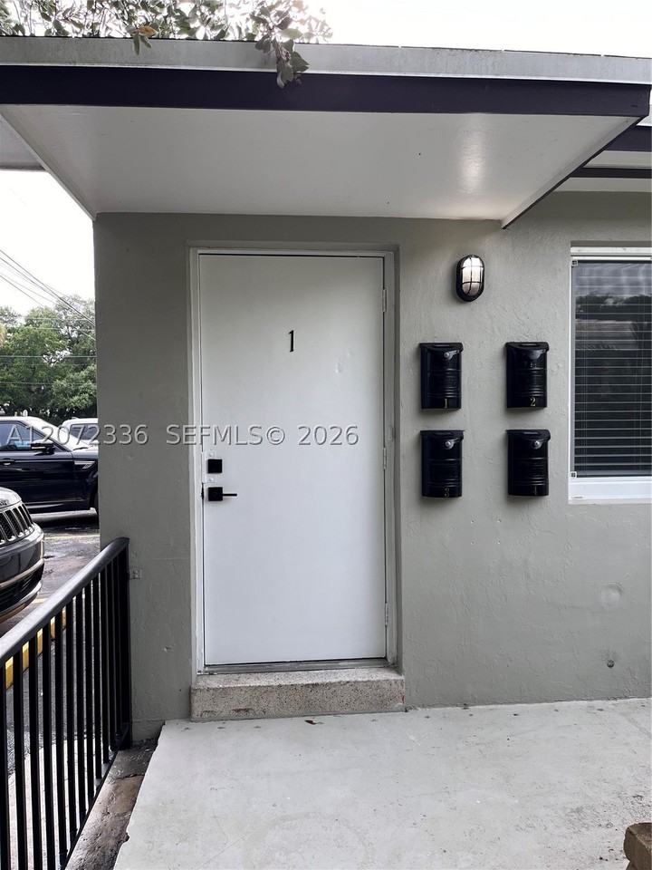 1015 W Las Olas Blvd #1 - Photo 3 of 17