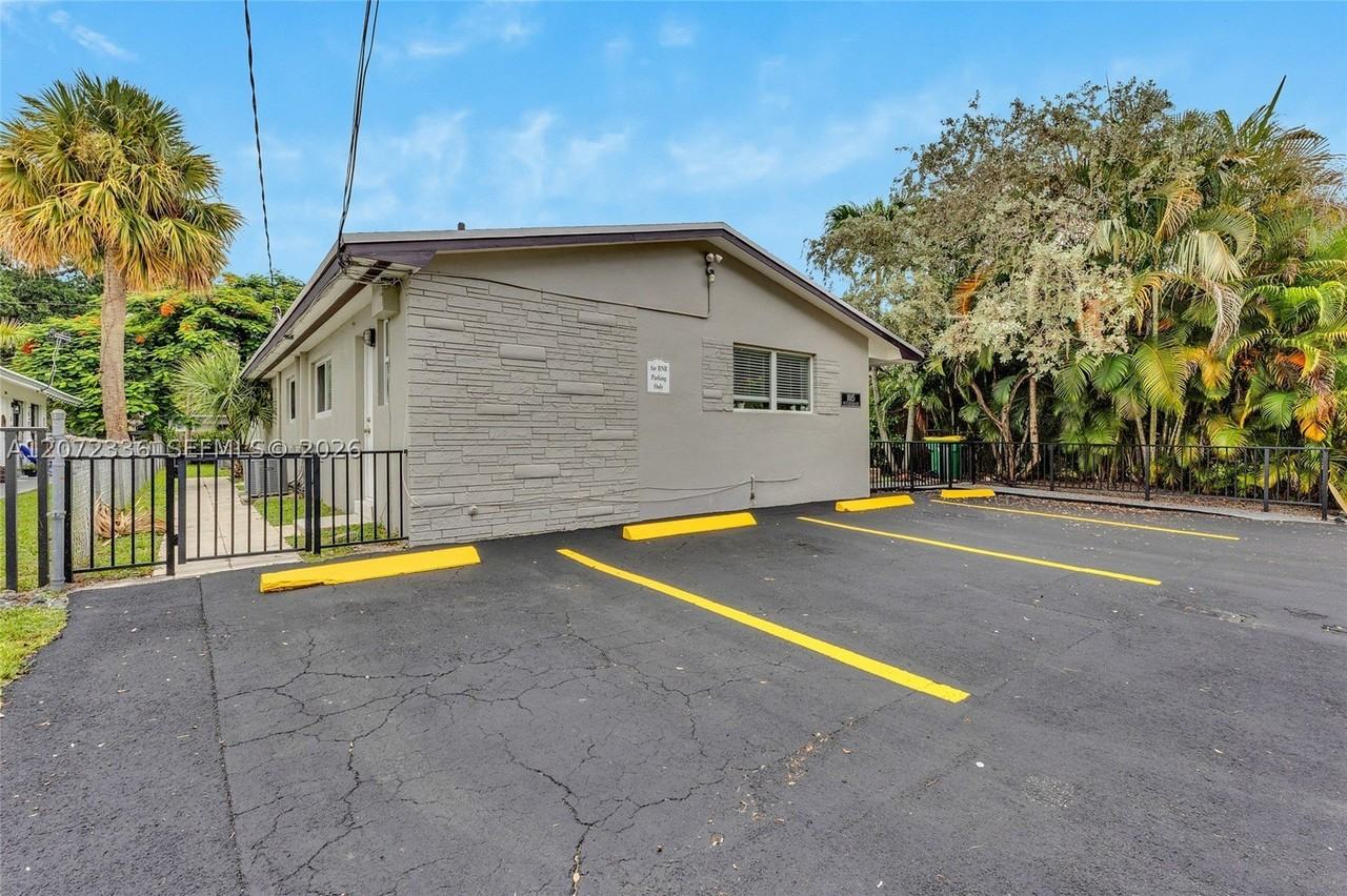 1015 W Las Olas Blvd #1 - Photo 4 of 17
