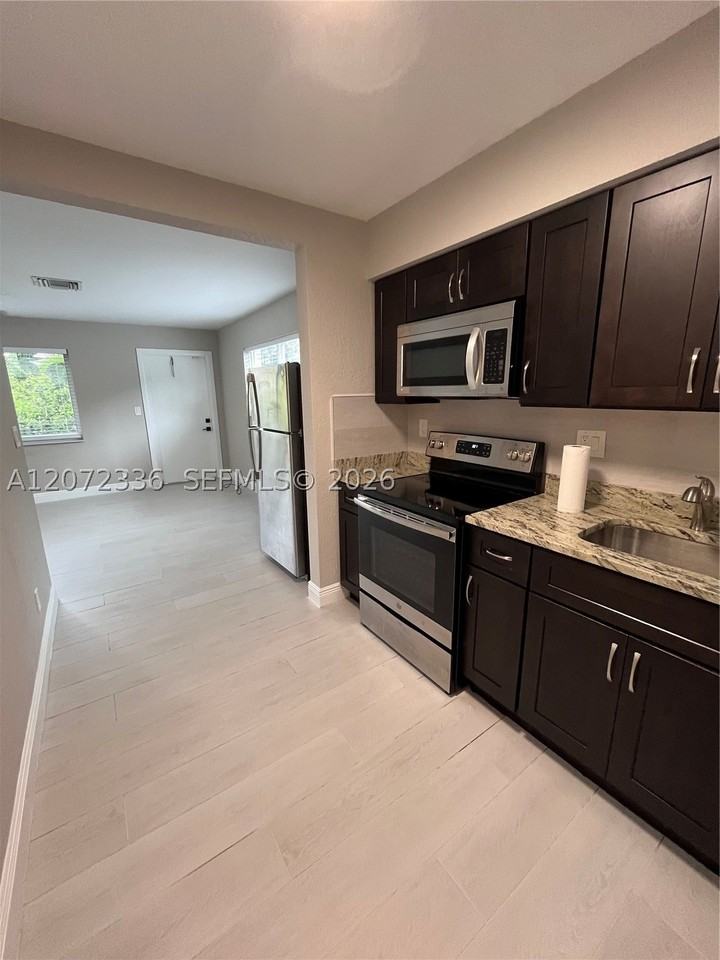 1015 W Las Olas Blvd #1 - Photo 6 of 17