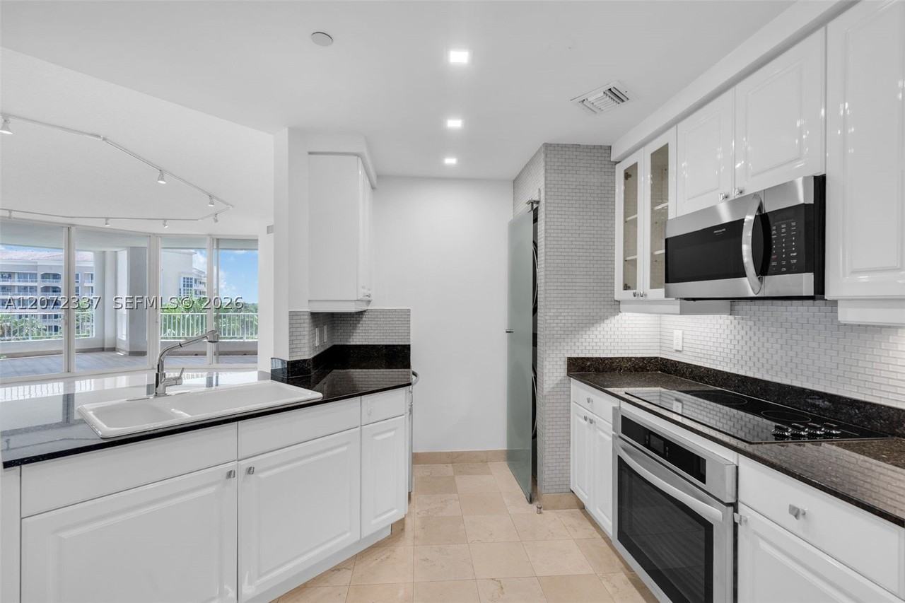 715 Crandon Blvd #PH5 - Photo 3 of 50