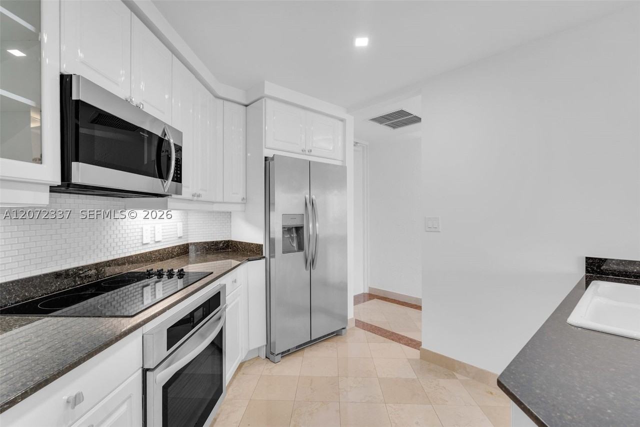 715 Crandon Blvd #PH5 - Photo 4 of 50