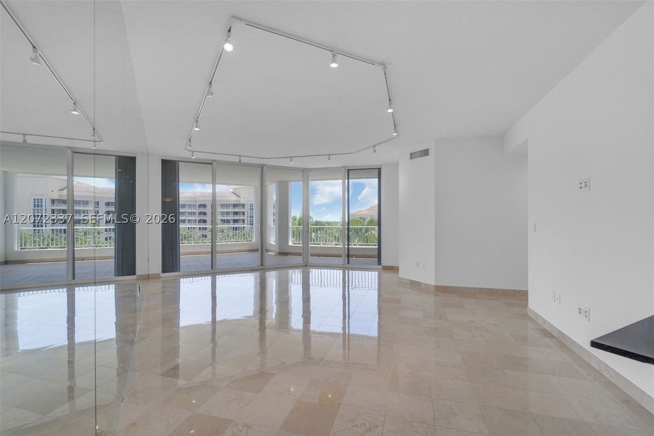715 Crandon Blvd #PH5 - Photo 5 of 50
