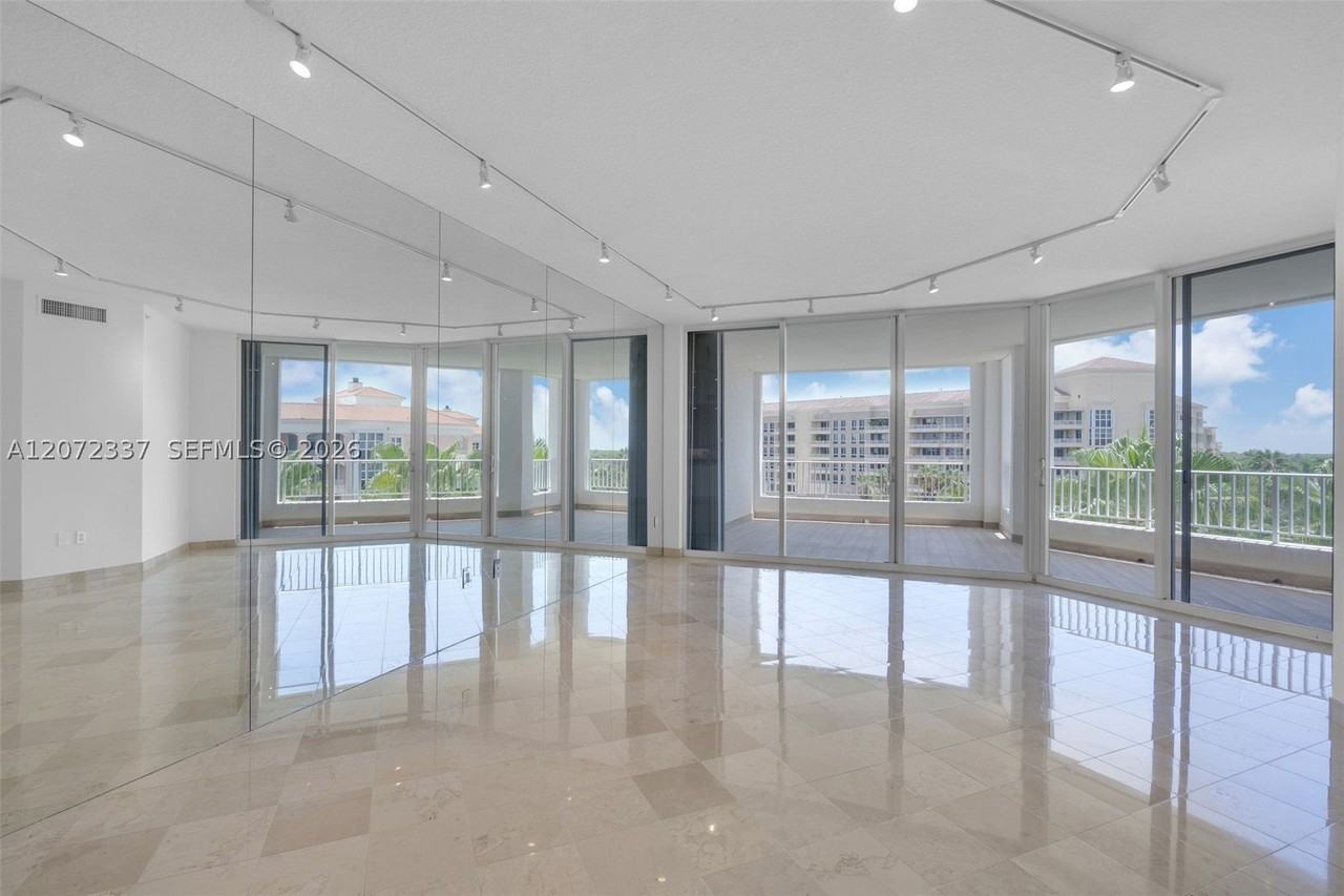 715 Crandon Blvd #PH5 - Photo 6 of 50