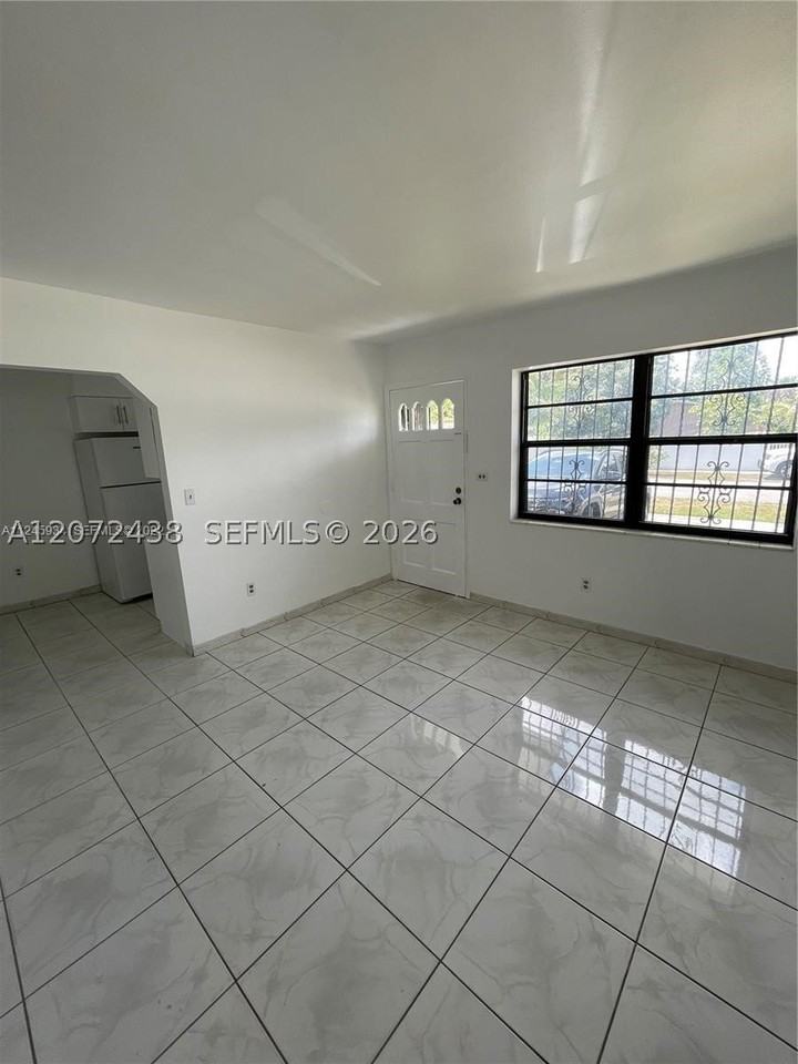 505 Ne 142nd St #A - Photo 4 of 17
