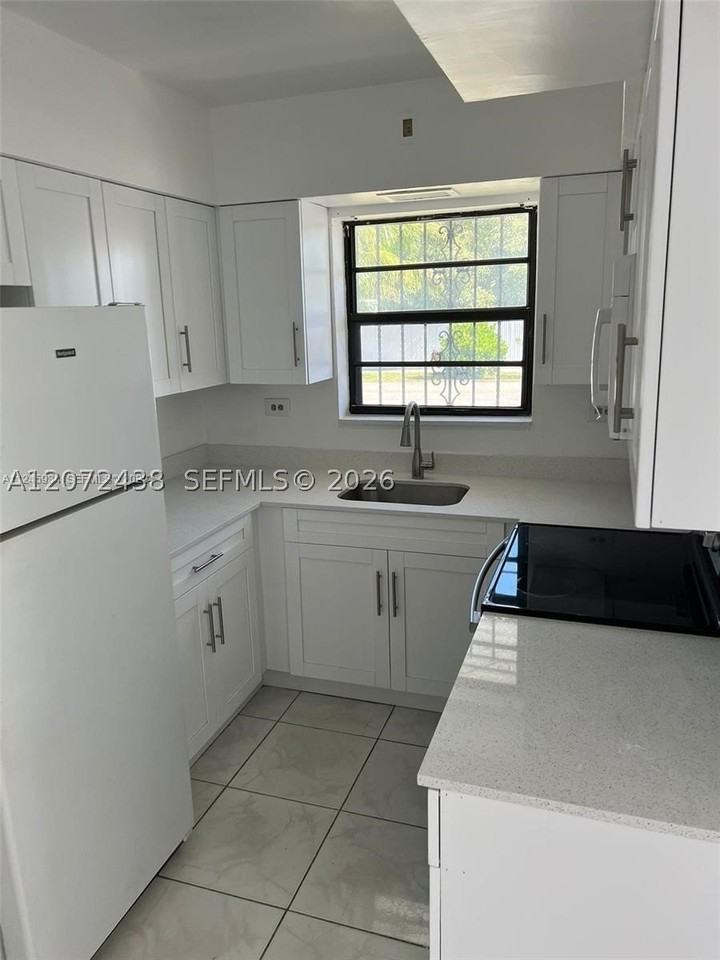 505 Ne 142nd St #A - Photo 5 of 17