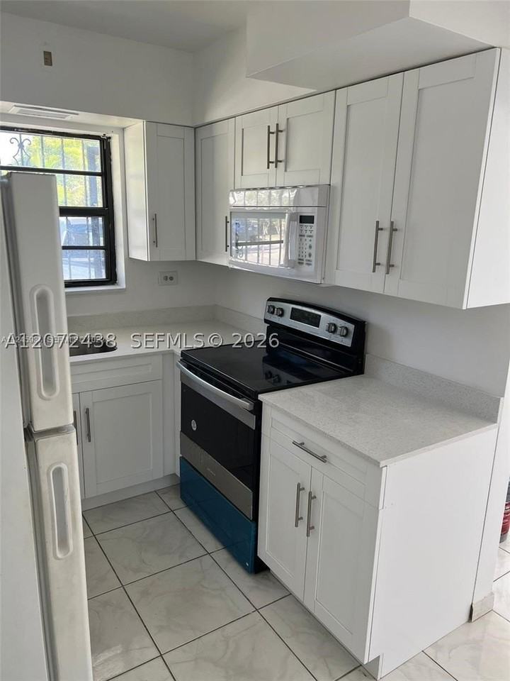 505 Ne 142nd St #A - Photo 6 of 17