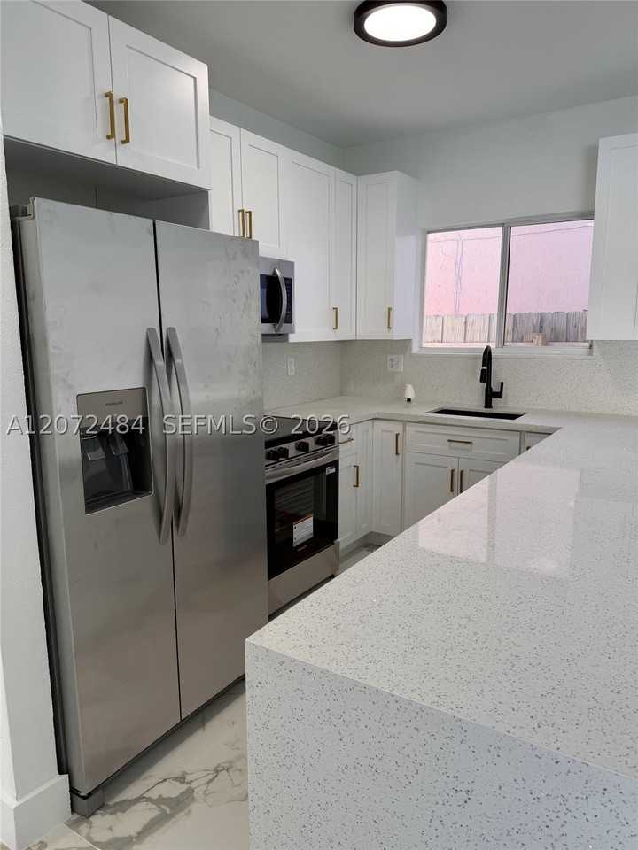 3401 Ne 4th St - Photo 5 of 21