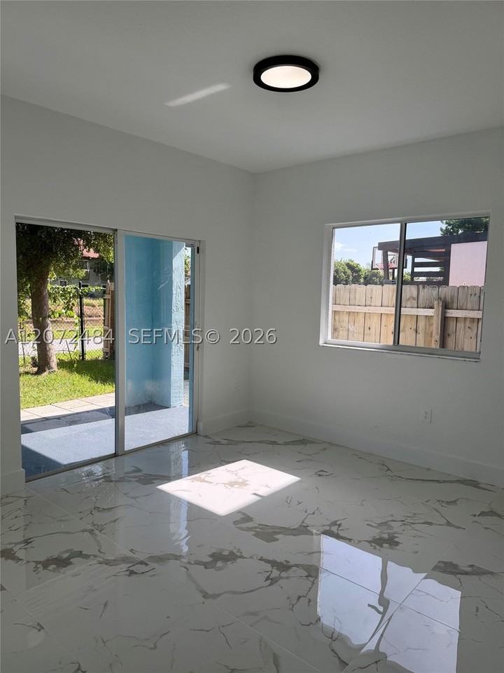 3401 Ne 4th St - Photo 6 of 21