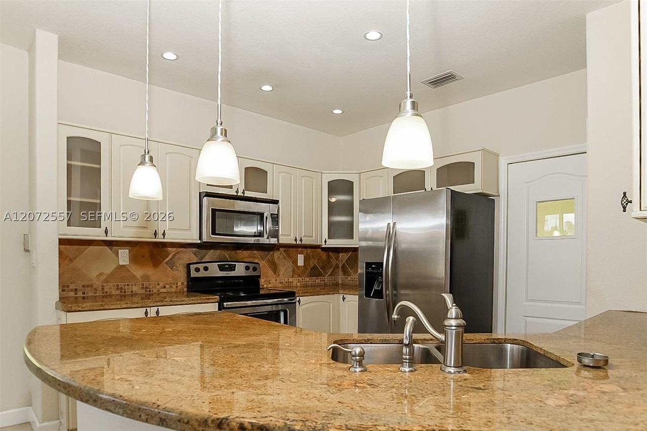 1246 Sw 146th Ct - Photo 6 of 15