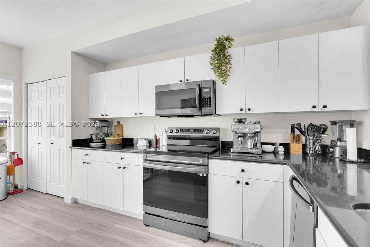 738 Ne 90th St #207 - Photo 5 of 33