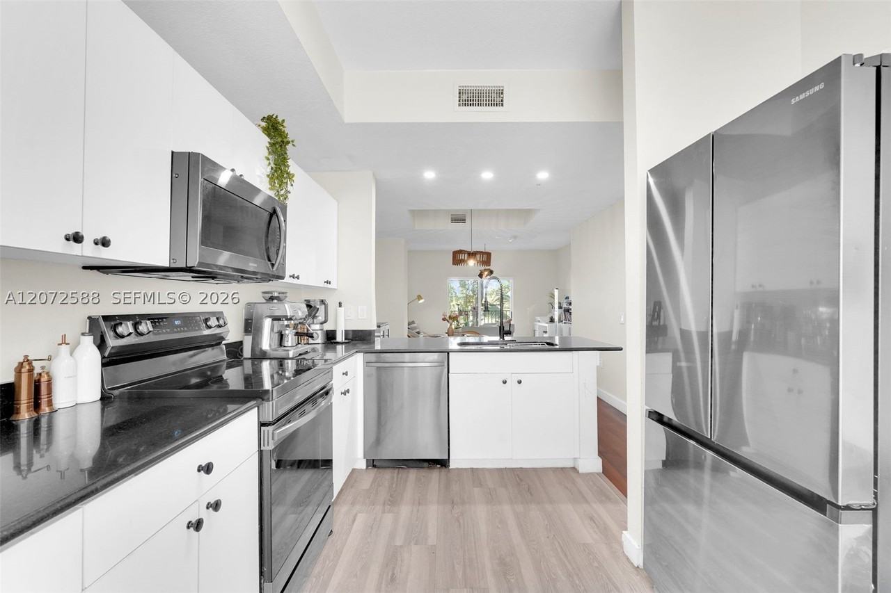 738 Ne 90th St #207 - Photo 6 of 33