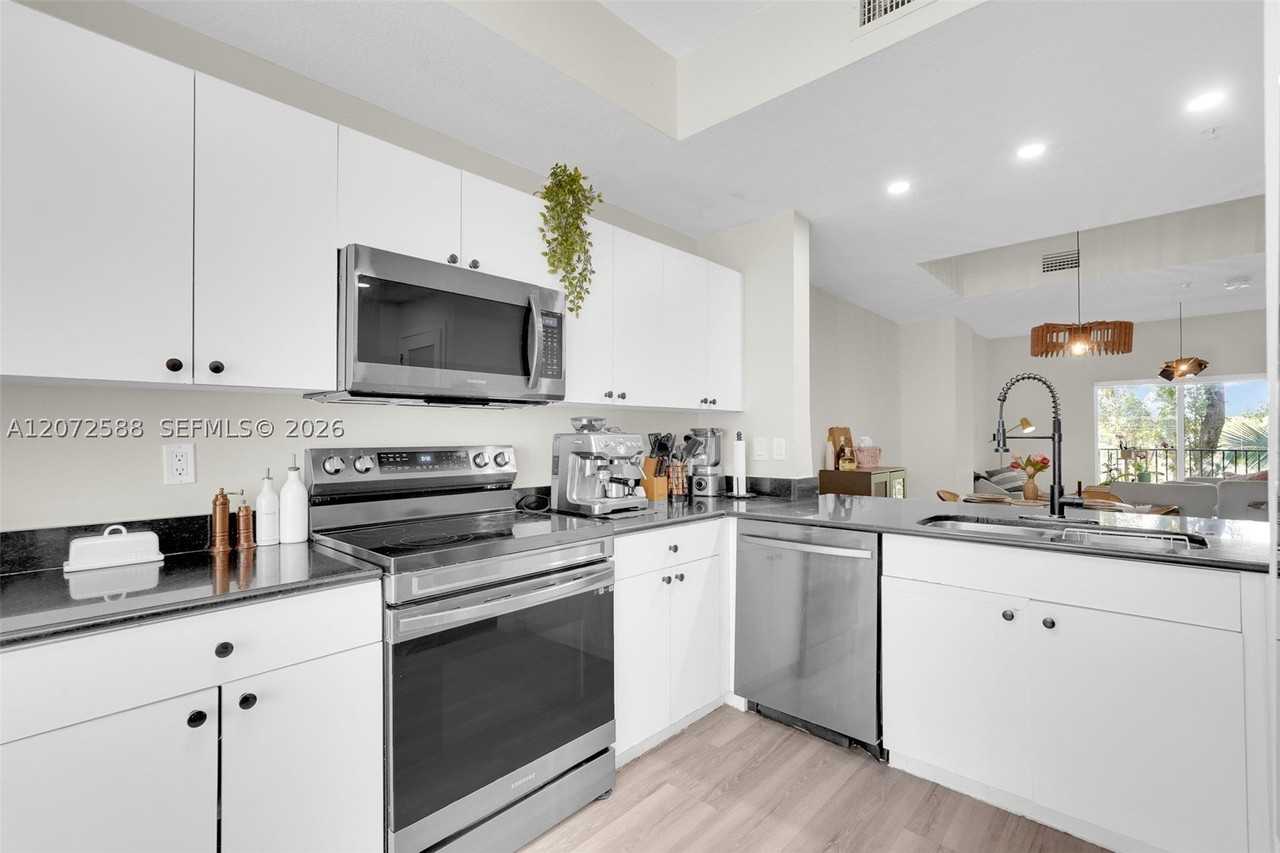 738 Ne 90th St #207 - Photo 7 of 33