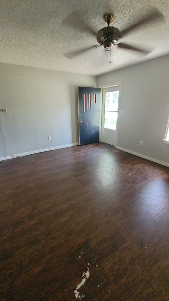 402 N B St #1 - Photo 3 of 6