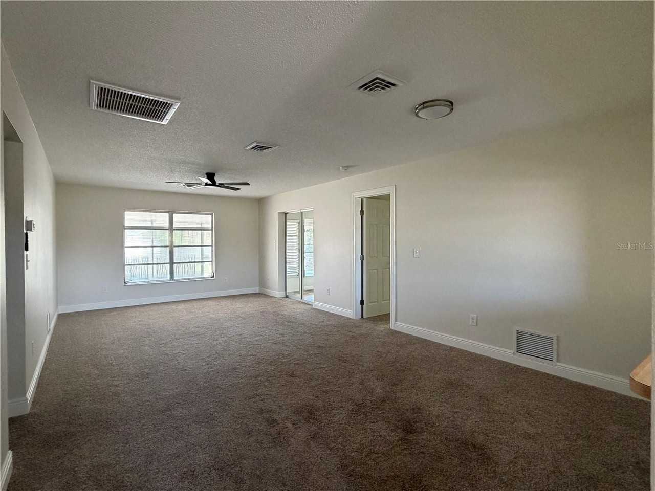 635 Harvey St - Photo 4 of 23