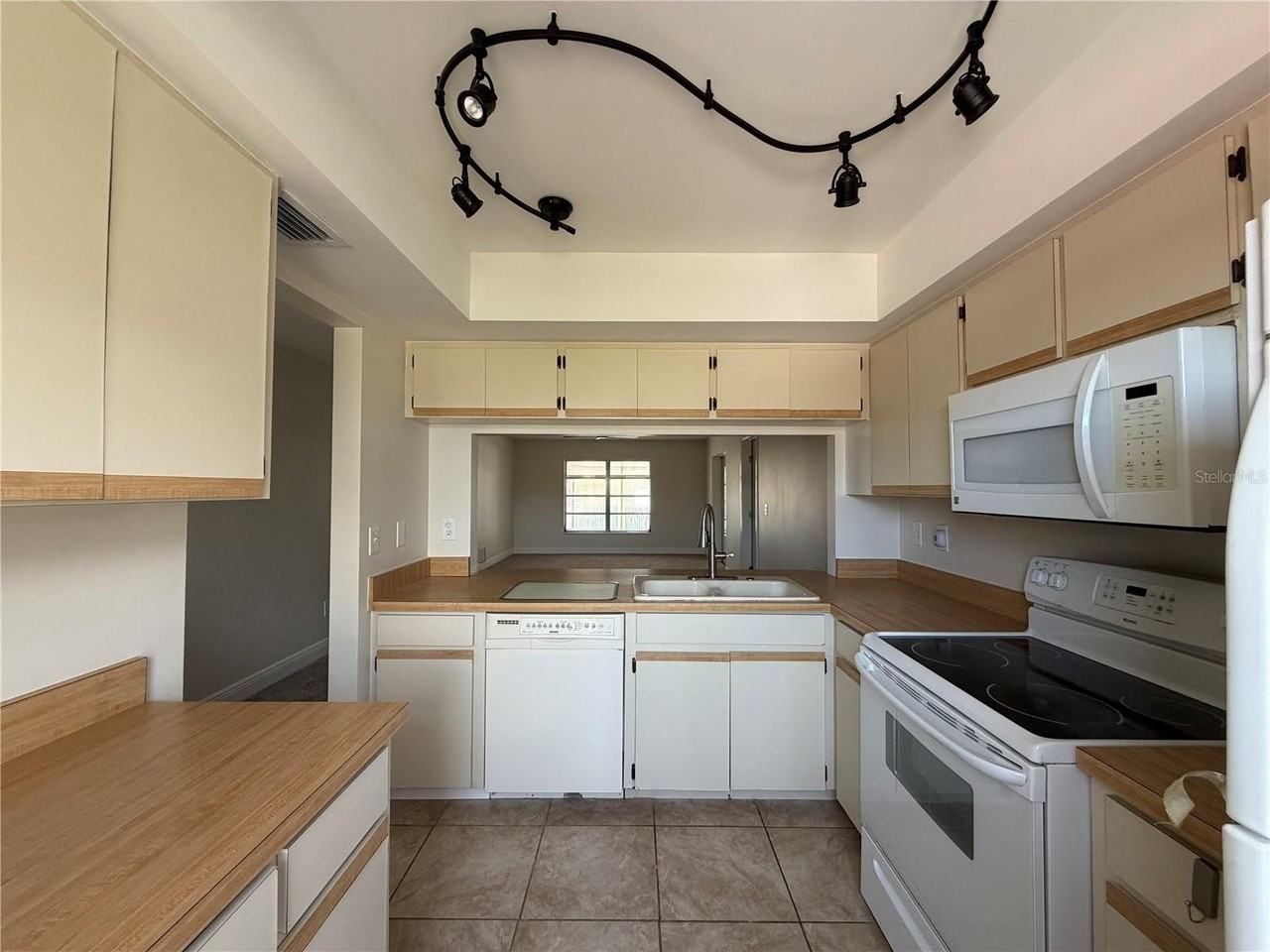 635 Harvey St - Photo 5 of 23