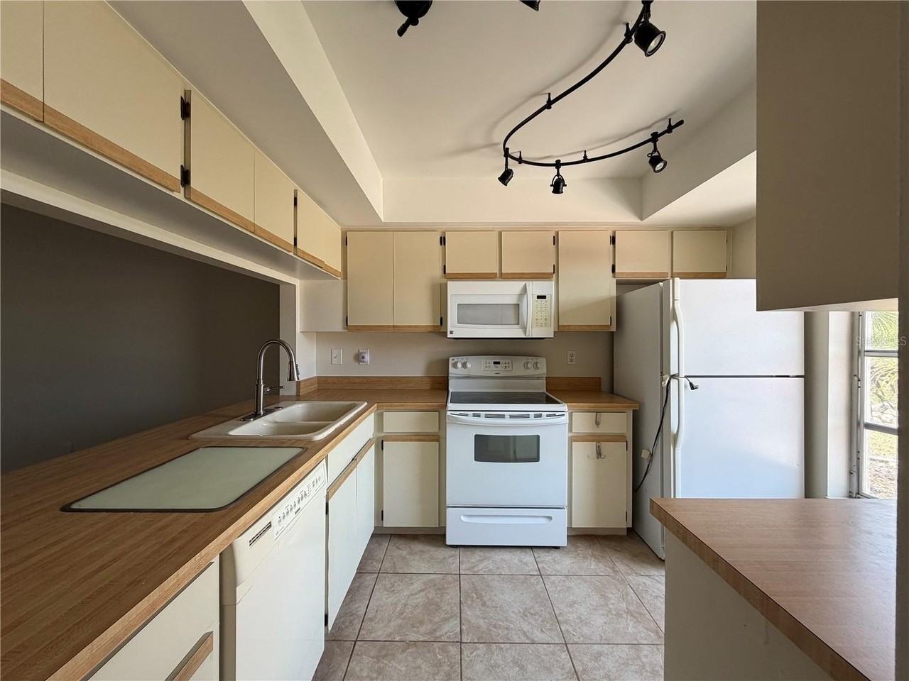 635 Harvey St - Photo 6 of 23