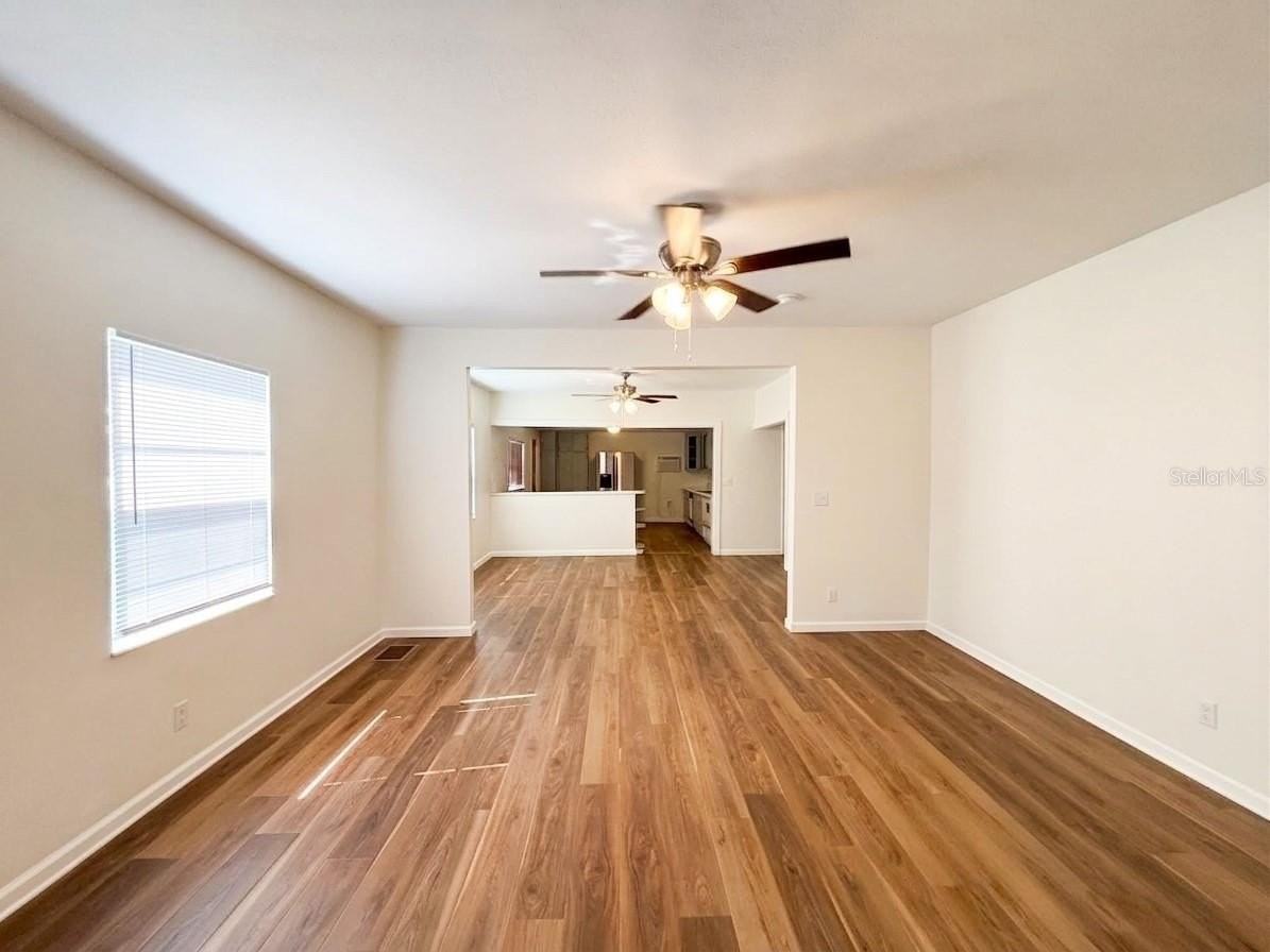 320 W Bullard Ave - Photo 4 of 23