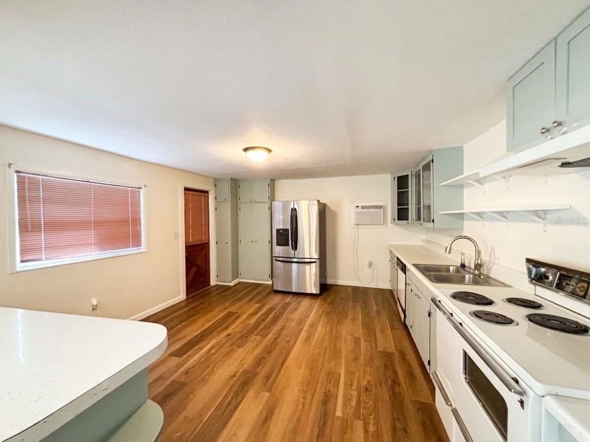 320 W Bullard Ave - Photo 6 of 23