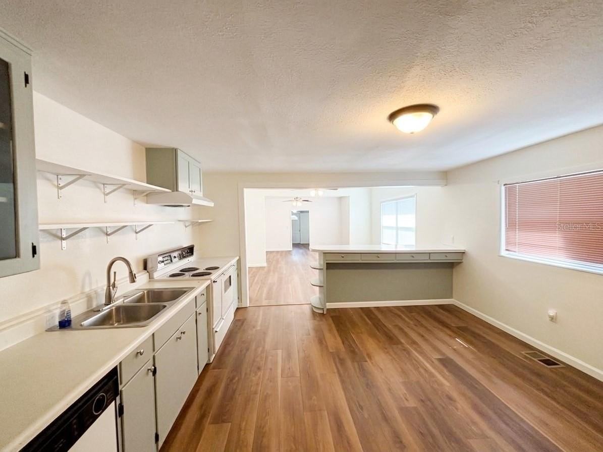 320 W Bullard Ave - Photo 7 of 23