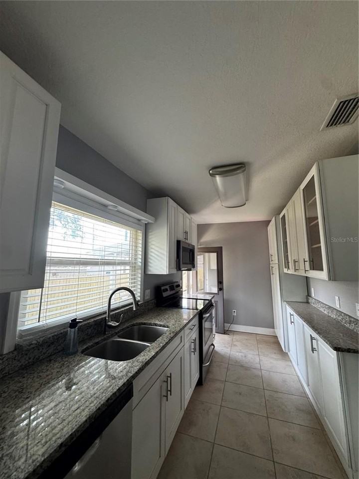 5745 Montana Ave - Photo 7 of 10