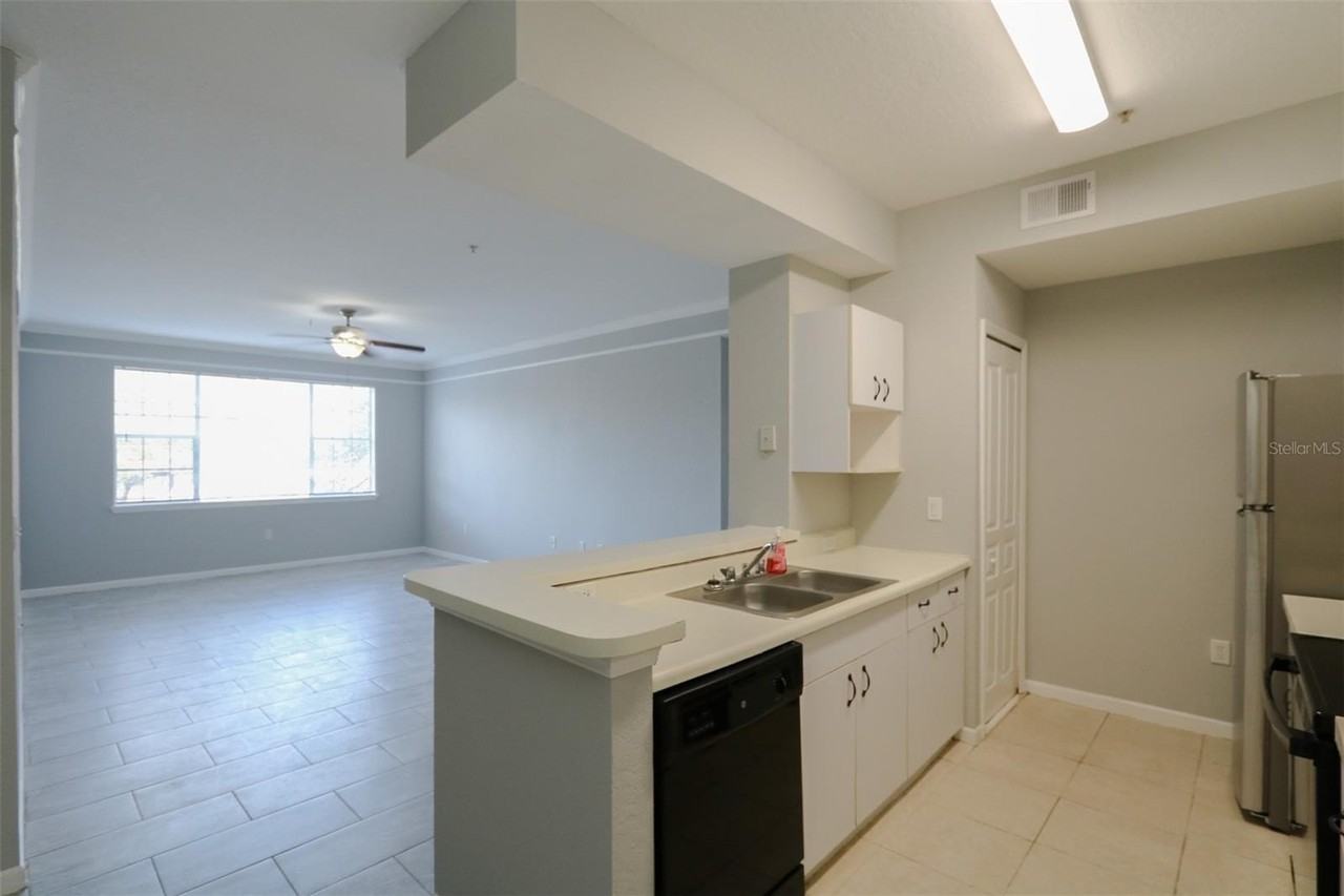 17101 Carrington Park Dr #405 - Photo 4 of 33