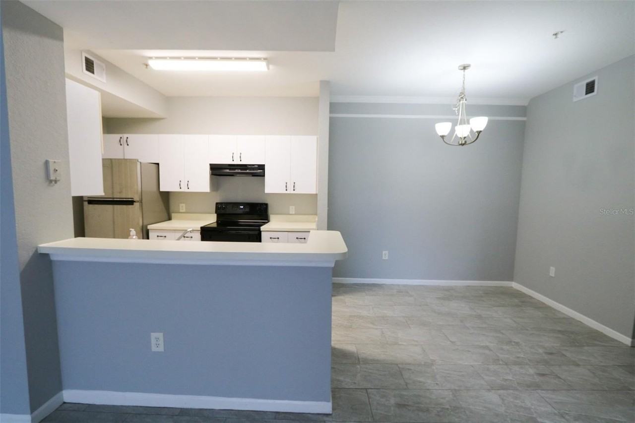17101 Carrington Park Dr #405 - Photo 5 of 33