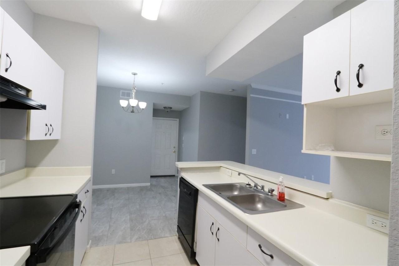 17101 Carrington Park Dr #405 - Photo 6 of 33