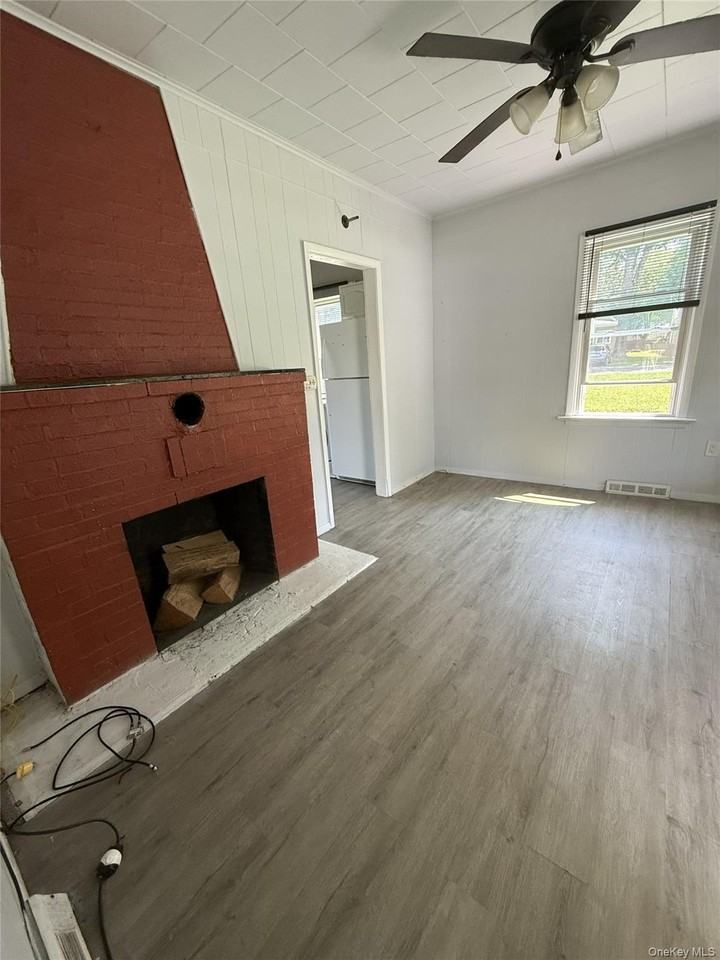 15 Court Ave - Photo 3 of 6