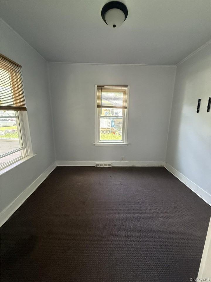 15 Court Ave - Photo 5 of 6