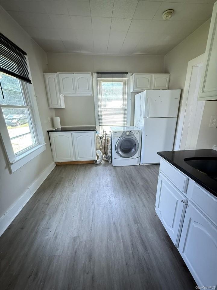 15 Court Ave - Photo 6 of 6