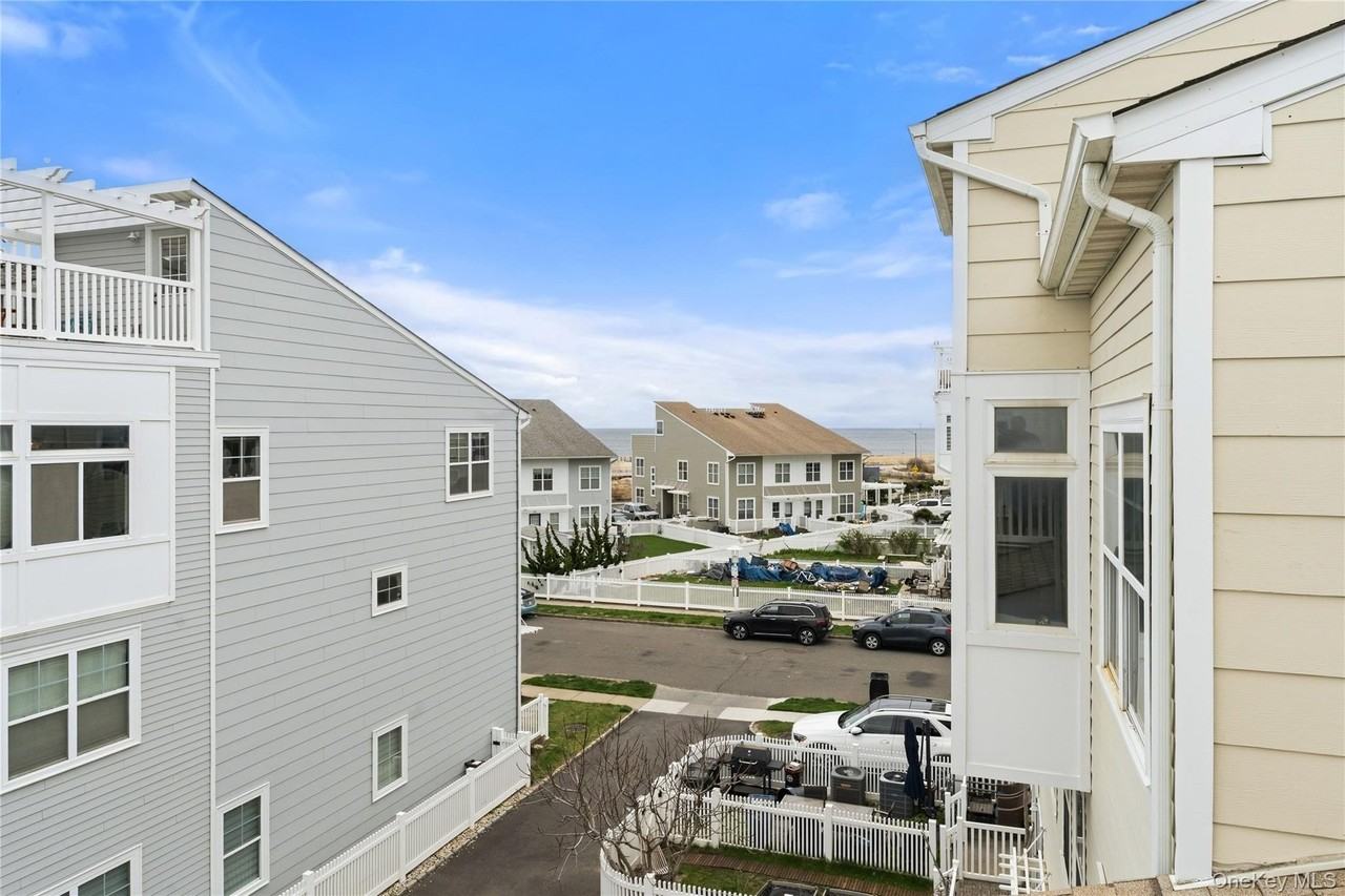 136 Meridian Blvd - Photo 3 of 11