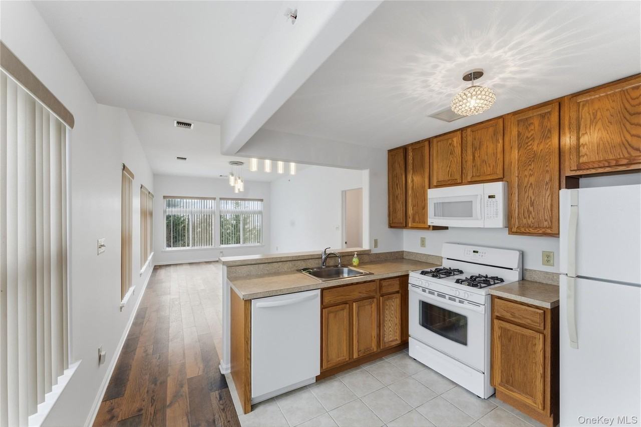 136 Meridian Blvd - Photo 4 of 11